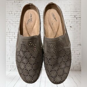 Women’s slip on’s 8 1/2